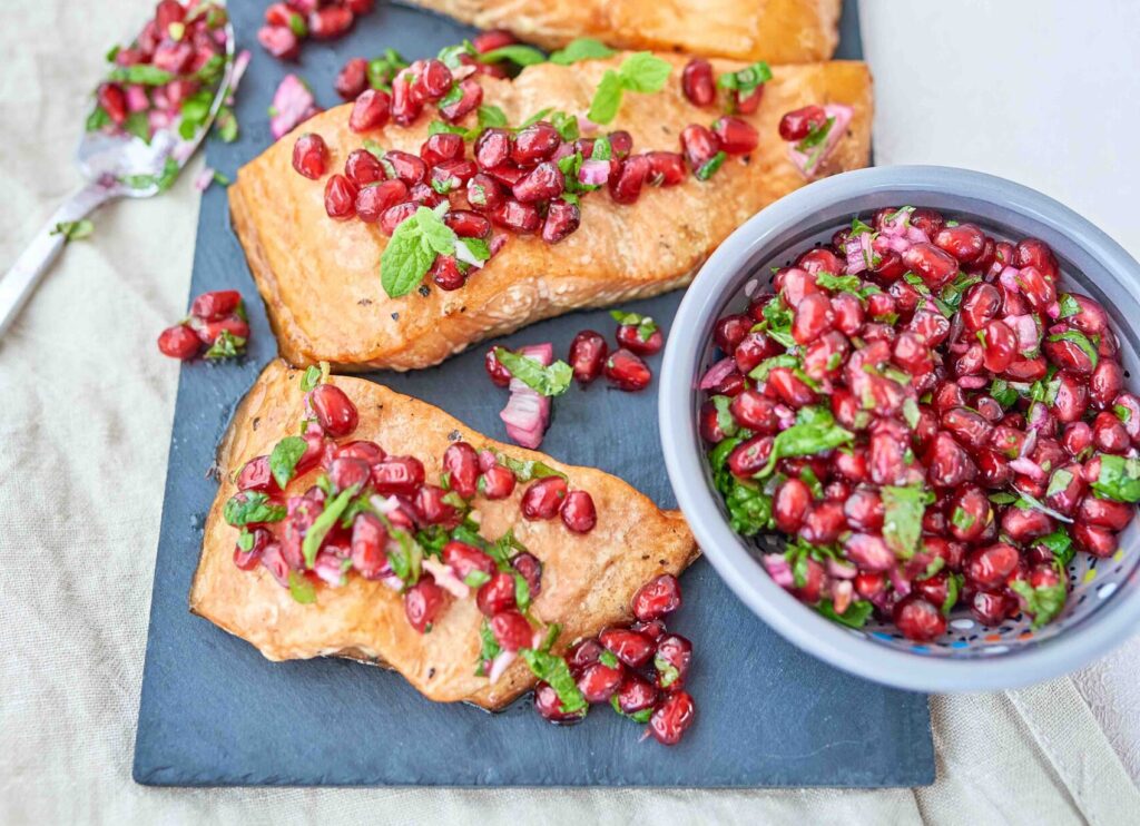 Lõhe granaatõunaseemnetega