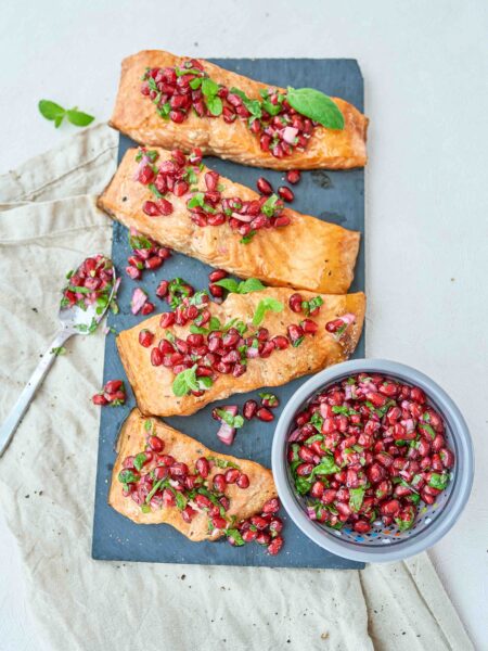 Lõhe granaatõunaseemnetega