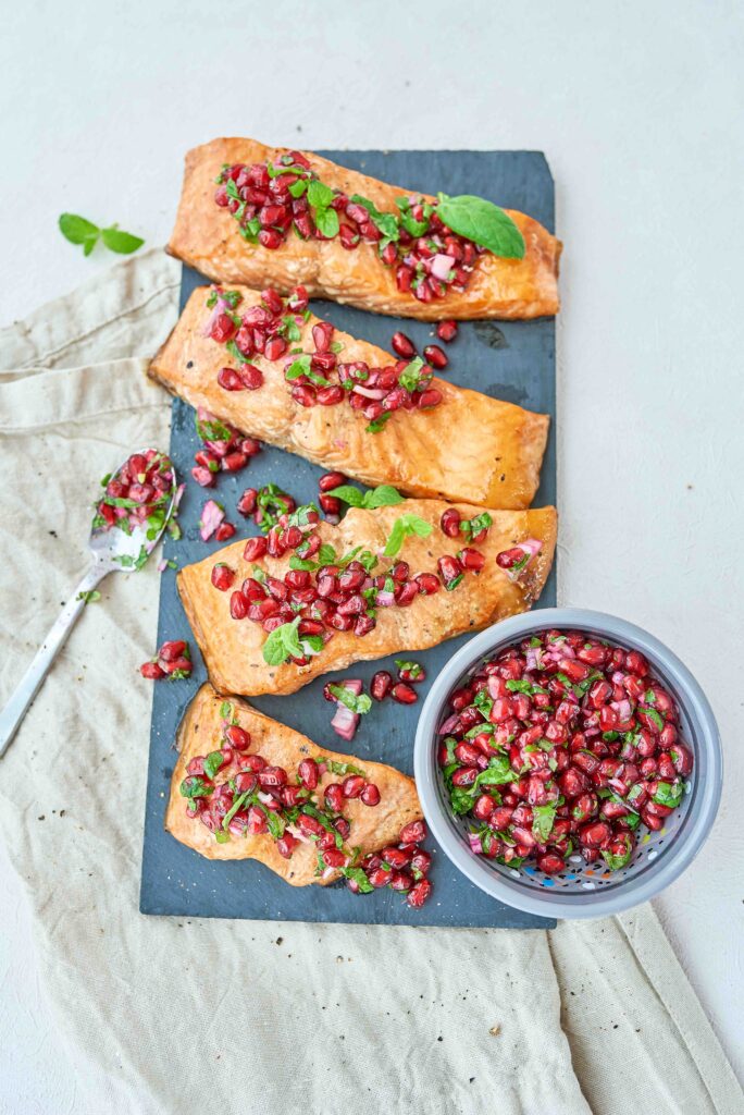 Lõhe granaatõunaseemnetega