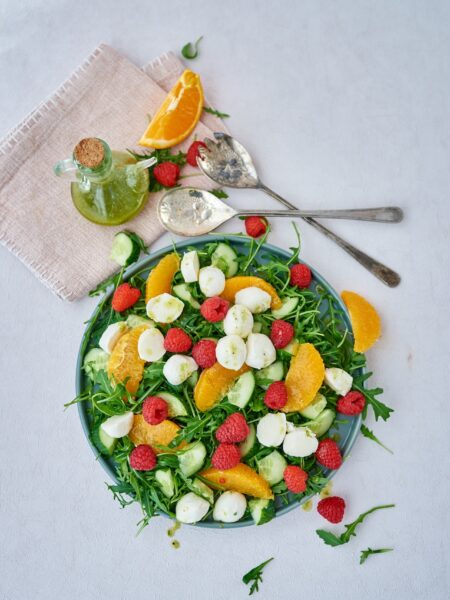 Salat rukola, apelsini ja vaarikatega