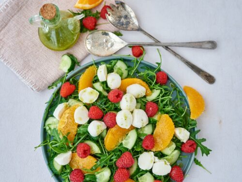 Salat rukola, apelsini ja vaarikatega