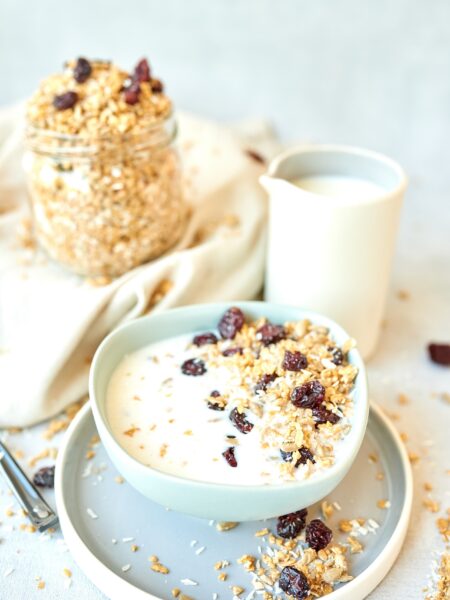 Speltahelvestega kookose-jõhvikamüsli