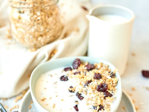 Speltahelvestega kookose-jõhvikamüsli