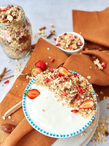 Odrahelbemüsli datlite ja maasikatega