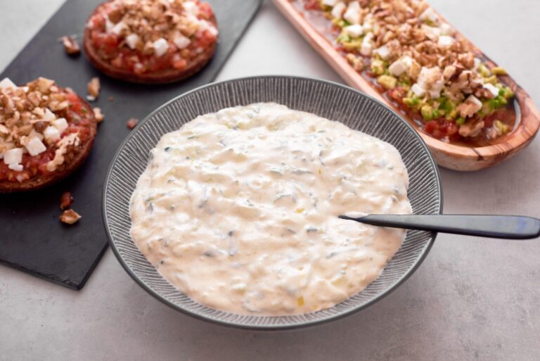 Tzatziki ehk hapukoore-kurgi kaste