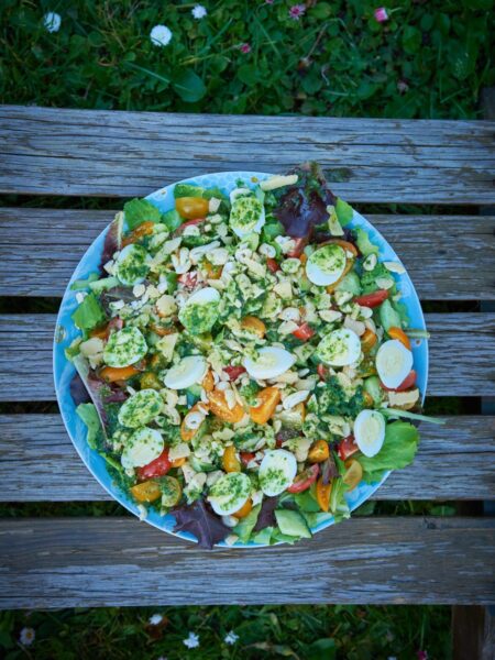 Värske salat juustu ja pähklitega