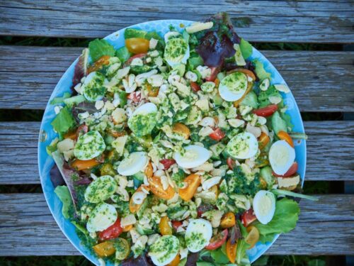 Värske salat juustu ja pähklitega