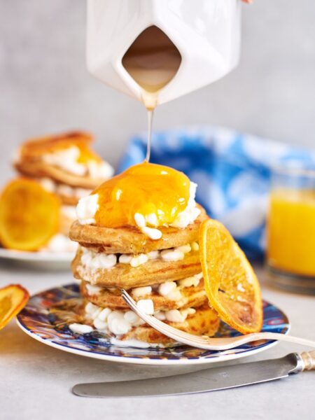 Banaani-kaera pannkoogid kodujuustu ja apelsinimarmelaadiga