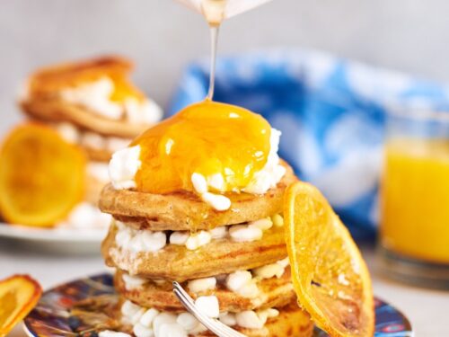 Banaani-kaera pannkoogid kodujuustu ja apelsinimarmelaadiga