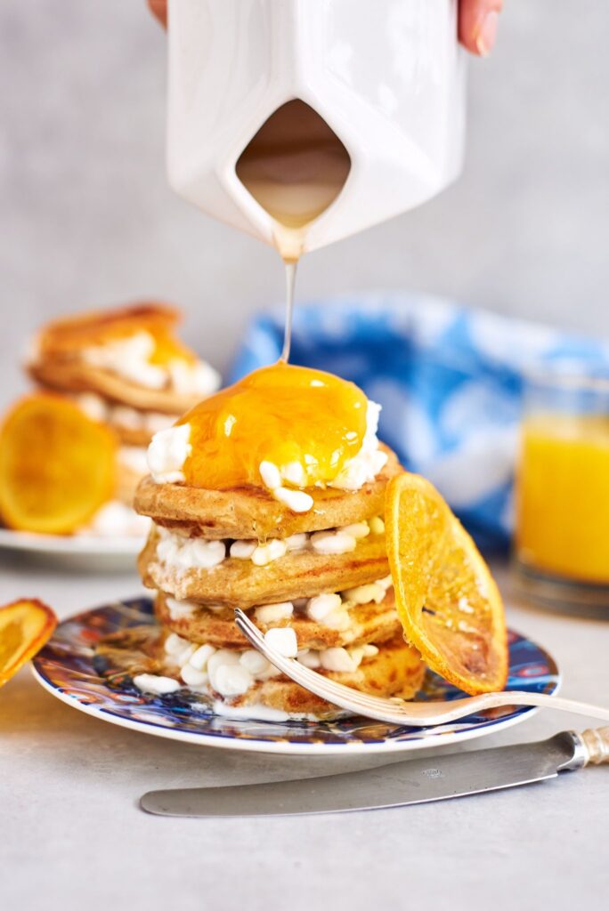 Banaani-kaera pannkoogid kodujuustu ja apelsinimarmelaadiga