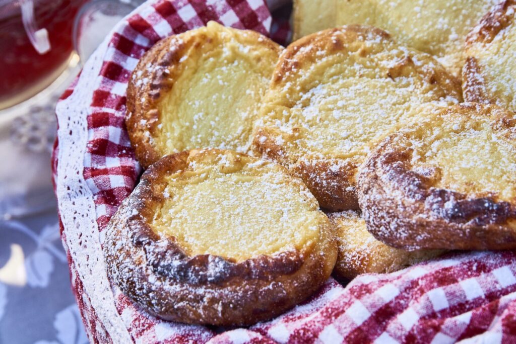 Kodujuustukorbid peidetud rabarberiga