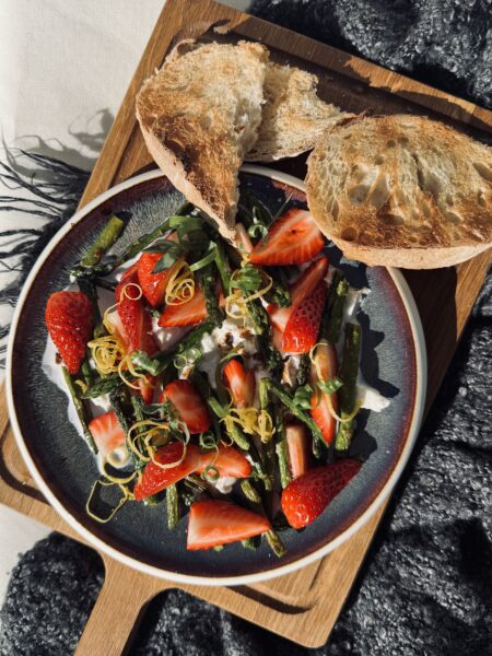 Kevadine sparglisalat burrata ja maasikatega