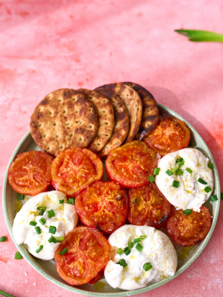 Suitsuse grilltomati salatitaldrik burrataga