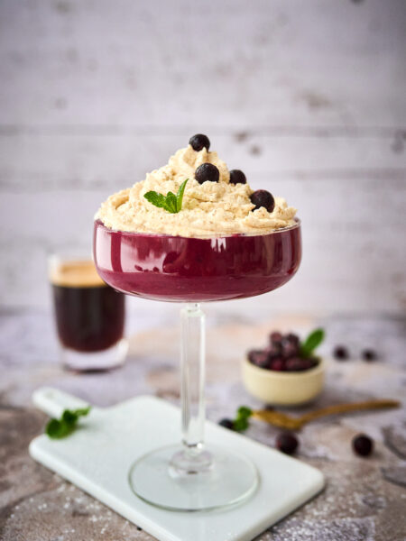 Leivasupp õhulise kamavahu ja mustade sõstardega