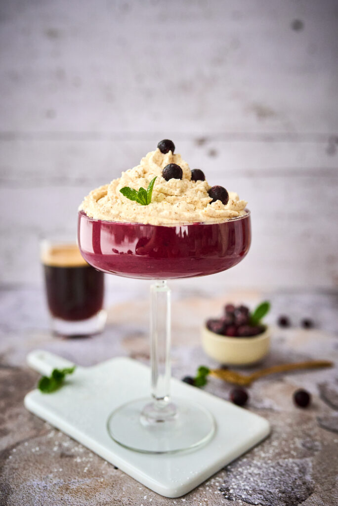 Leivasupp õhulise kamavahu ja mustade sõstardega